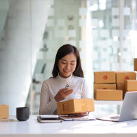 A BRID asian woman with parcel 498088127 Web